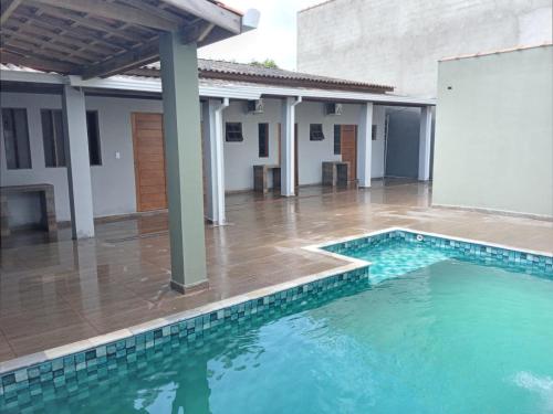 卡纳内亚Cantinho do Sossego - kitnets的房屋中间的游泳池
