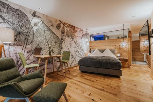 塞格PANORAMA Allgäu Spa Resort的一间卧室配有一张床和壁画墙