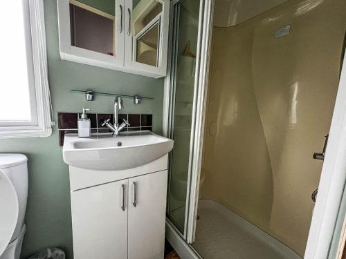 大雅茅斯Great 6 Berth Spacious Caravan With Large Outdoor Space Ref 50056l的一间带水槽和淋浴的浴室