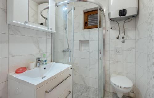 赫尔采格诺维Pet Friendly Apartment In Herceg Novi With Wifi的浴室配有卫生间、盥洗盆和淋浴。
