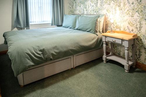 水上伯顿2 Bedroom Charming & Luxury Malt Cottage, Garden, Netflix, Free Parking的靠窗的床头柜床