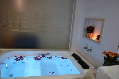 巴西利亚拉古纳广场酒店的浴室内装有鲜花的浴缸