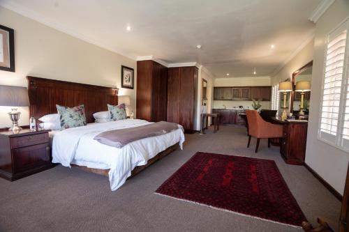 约翰内斯堡小托斯卡纳精品酒店的一间带大床的卧室和一间厨房