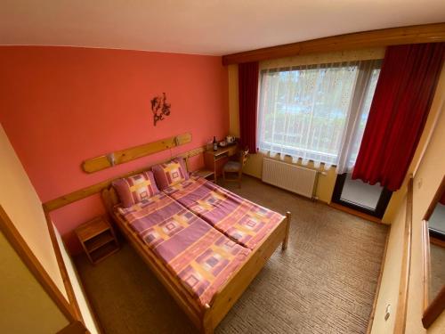 切佩拉雷萨沃夫家庭酒店的卧室享有上方的景致,配有1张床和1扇窗户。