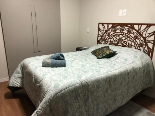 弗洛里亚诺波利斯Loft aconchegante e funcional no Campeche的一间卧室配有一张大床和木制床头板
