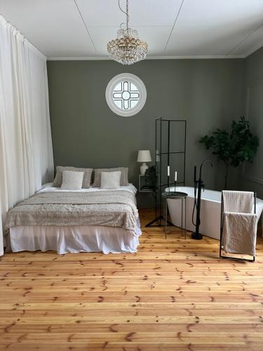 NorbergPastors Prästgården的一间卧室配有一张床、一张桌子和一个窗户。