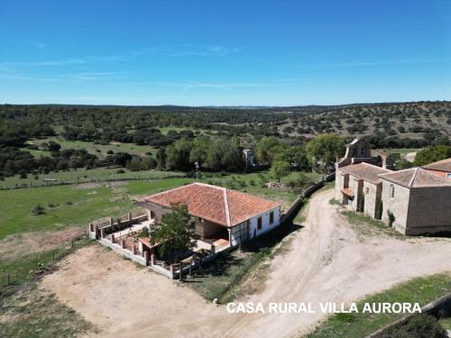 Complejo Rural Dehesa de Ituero的享有农场建筑的空中景致