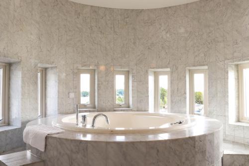 索茨霍巴根萨尔特舍巴登大酒店的大型白色浴室设有大浴缸