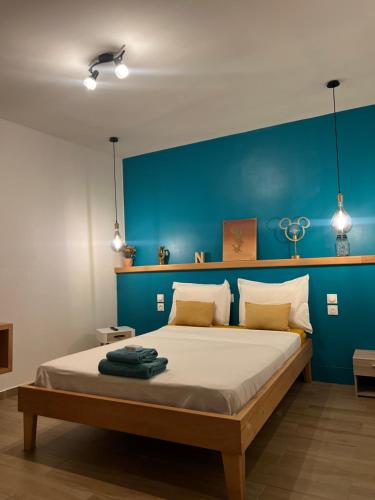 藻德济DUPLEX 101的一间卧室设有一张蓝色墙壁的大床