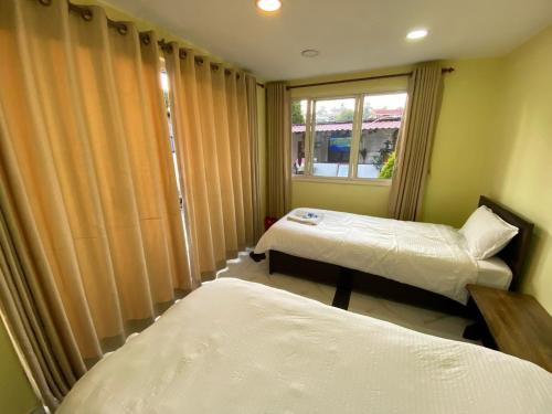 加德满都Ocean Inn的客房设有两张床和窗户。