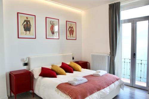 吉法Belvedere 229 Lakeview Apartment的一间卧室配有一张大床,提供红色和黄色枕头