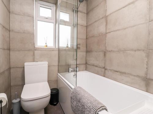 莫克姆3 Thrimby Court的浴室配有卫生间、浴缸和水槽。