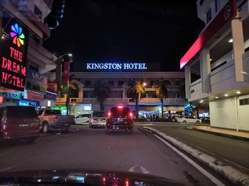 斗湖Kingston Executive Hotel的一辆卡车在晚上停在Kingsbury酒店前