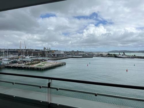 奥克兰Waterfront Seaview Hotel Apartment - same building block as Auckland Hilton的享有海港和水中船只的景色