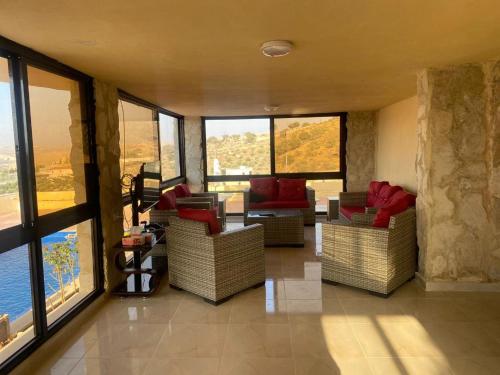 安曼Amman landscape farm的带沙发和桌子的客厅以及窗户。