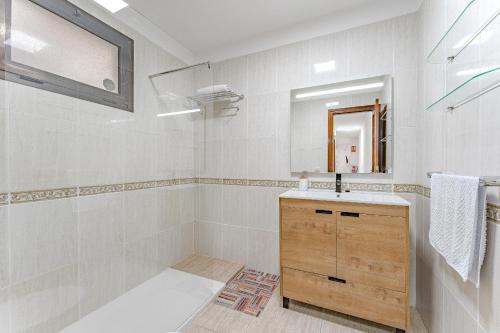 厄尔梅达诺Petite Homes Beach的白色的浴室设有水槽和镜子