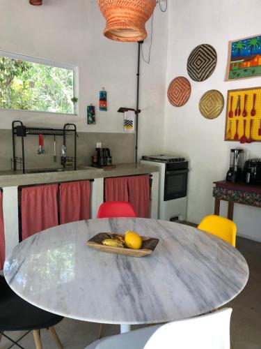 桑塔克鲁茨卡巴利亚Casa Pintassilgo mini的厨房里配有一张桌子,上面有一盘水果
