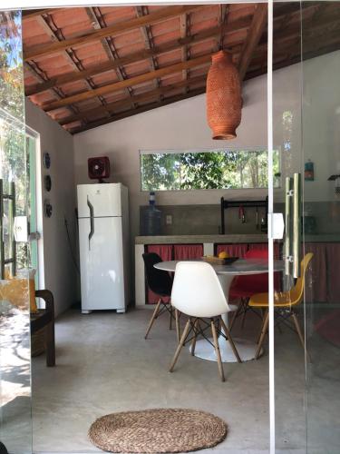 桑塔克鲁茨卡巴利亚Casa Pintassilgo mini的厨房以及带桌子和冰箱的用餐室