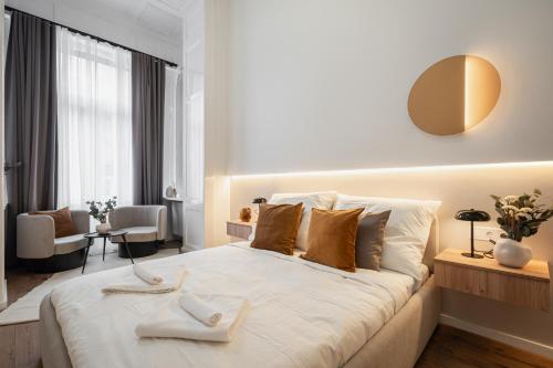 布达佩斯You Boutique Suites, Best Location by BQA的卧室配有一张白色大床和两条毛巾