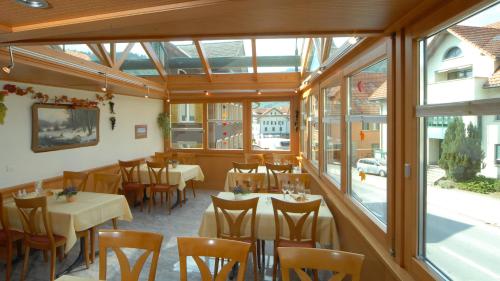 海斯勒恩格尔海斯勒宾馆的餐厅设有桌椅和窗户。