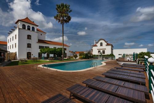 麦奥尔卡Quinta d'Anta- Hotel Rural的一座带游泳池和大楼的度假村