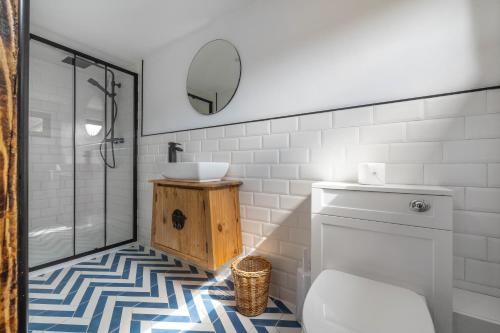 拉尔沃思湾石灰石酒店的一间带卫生间和水槽的浴室