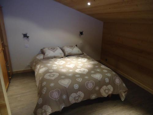 大博尔南Appartement Le Grand-Bornand, 2 pièces, 5 personnes - FR-1-467-26的一间小卧室,配有一张心胸充盈的床