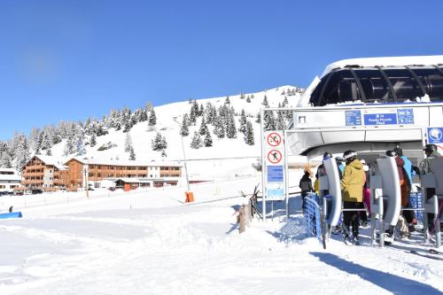 福尔加里亚Hotel La Baita的一群人乘雪上滑雪升降机