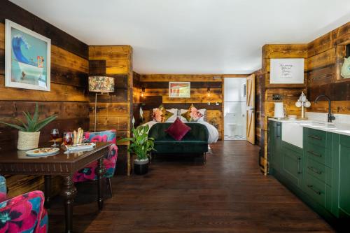 拉尔沃思湾石灰石酒店的一间带木墙的厨房和一间带床的房间