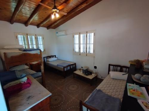 迈普Finca Las Acacias的一间设有两张床和一张桌子的房间