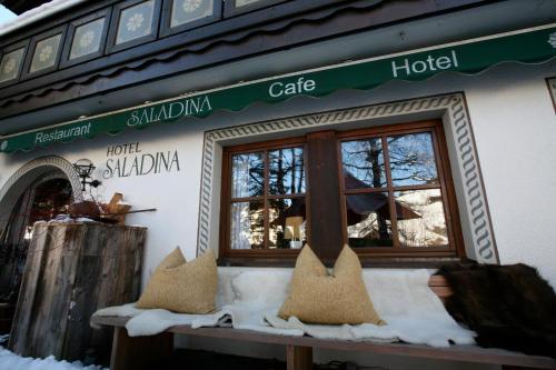 加舒恩萨拉蒂娜生态酒店的雪上带窗户的商店前