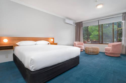 阿米代尔阿米代尔全季汽车旅馆的酒店客房设有一张床和一个大窗户