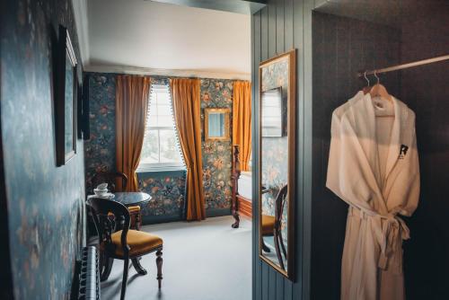 托伯莫里Roslyn House的带镜子的房间和一间带卧室的房间