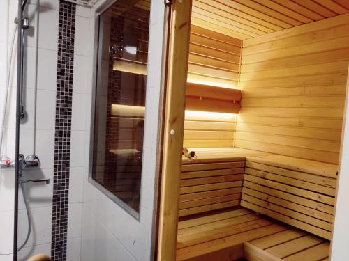 库萨莫Tilava asunto saunalla的浴室内带木镶板的桑拿浴室