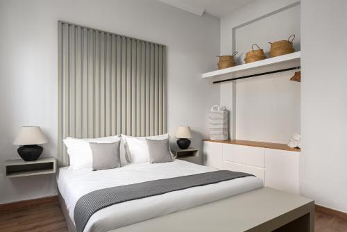 雅典KASO - Fotomara的卧室配有白色大床和白色枕头