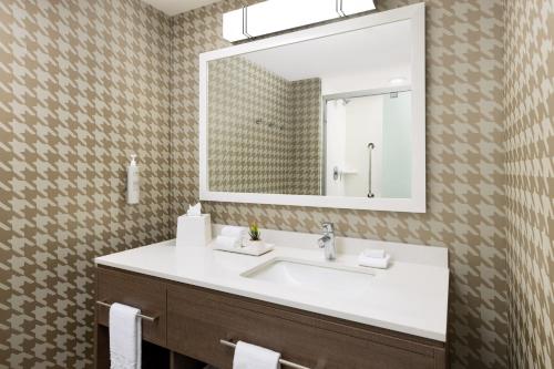 玛丽湖Home2 Suites By Hilton Lake Mary Orlando的浴室设有白色水槽和镜子