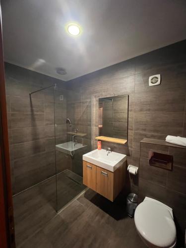 GradačacPrenoćište SAMIR的浴室配有卫生间、盥洗盆和淋浴。