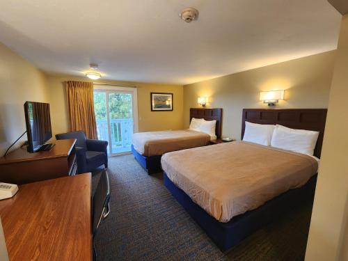 海恩尼斯海恩尼斯旅游客栈的酒店客房设有两张床和电视。