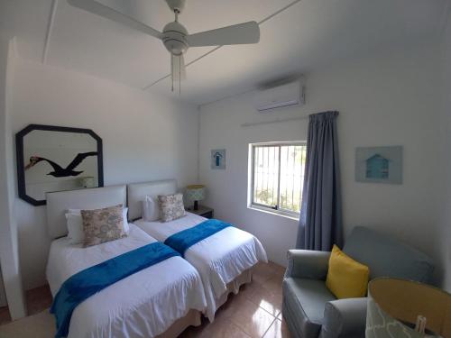 津瓦兹海滩Ocean rush Seagull的一间卧室设有两张床、一张沙发和一个窗口