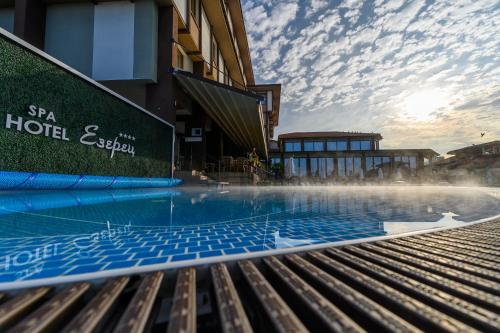 布拉戈耶夫格勒Spa Hotel Ezeretz Blagoevgrad的蒸汽从那里出来的酒店游泳池