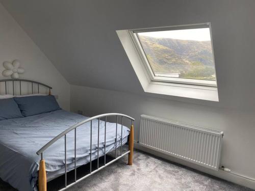 格伦贝赫Cois Locha的一间卧室设有一张床和一个窗口