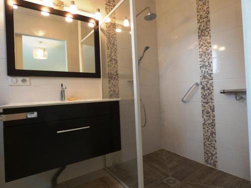 LacquyLa plain' itude的浴室配有盥洗盆和带镜子的淋浴