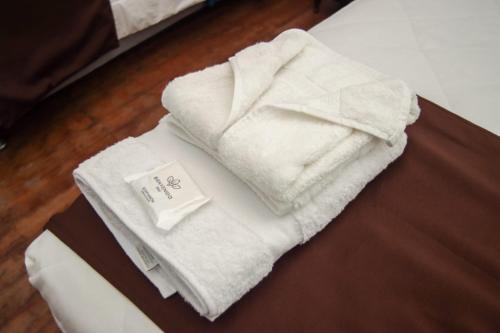 阿亚库乔Casona Valdelirios Hotel的桌子上堆着的毛巾