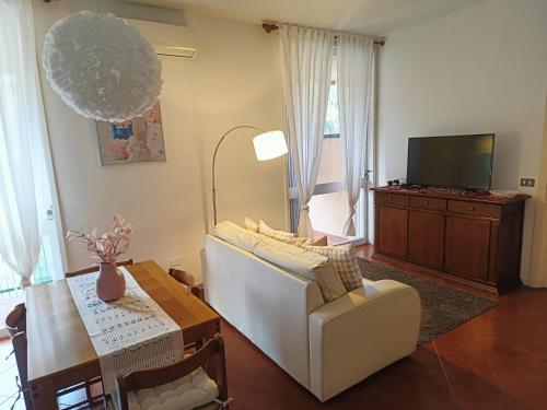 里乔内BlancoHouse Viale Ceccarini的客厅配有白色的沙发和桌子