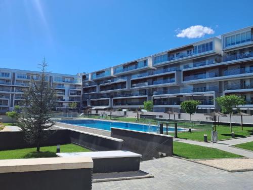 阿尔卡拉德荷那利斯El Jardín de Galatea的公寓大楼前方设有游泳池