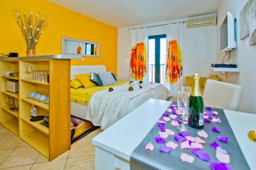 赫瓦尔Villa Softic的一间卧室配有一张床和一张紫色花卉桌子