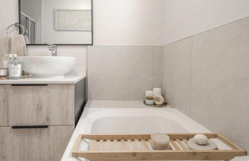 米德兰Tranquil Zen Oasis in Midrand: The Perfect Retreat的带浴缸和盥洗盆的浴室