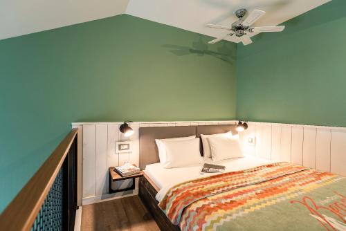 圣彼得奥尔丁Beach Motel St. Peter-Ording的一间卧室配有一张床和吊扇