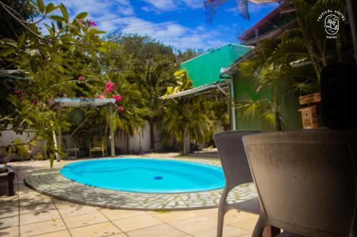 皮帕Tropical Hostel的庭院中间的游泳池