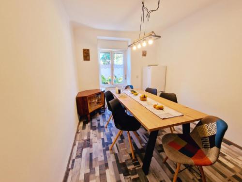 里耶卡Apartman Felice的一间带木桌和椅子的用餐室